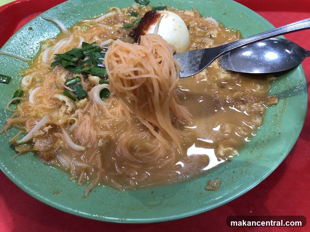Noodles with Egg and Sprouts