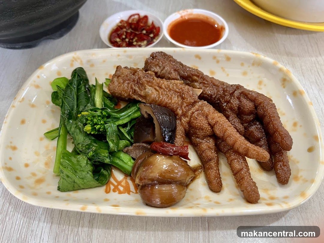 Braised Chicken Feet with Vegetables