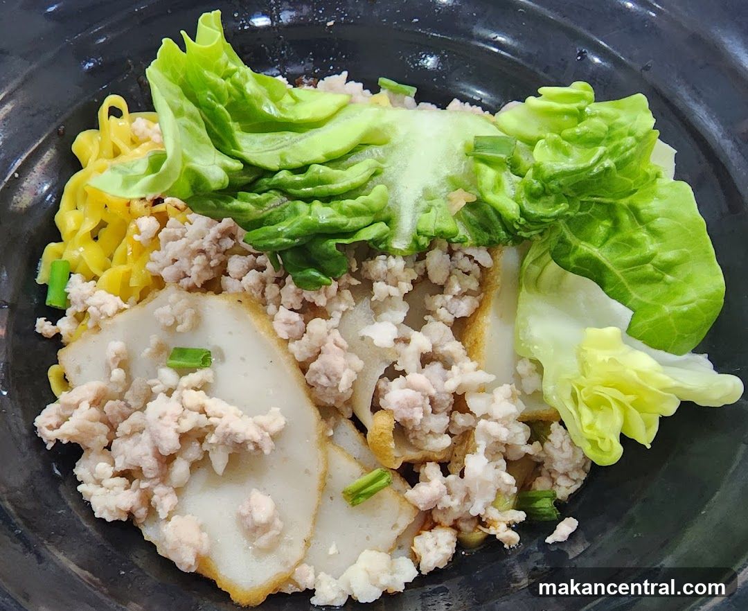 Noodles with Minced Pork and Fish Cakes