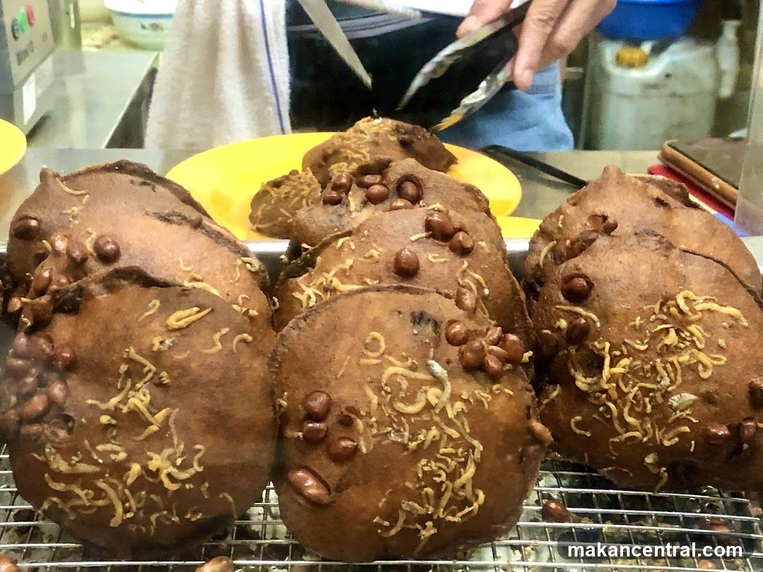 Fried Snacks with Peanuts and Shredded Ingredients