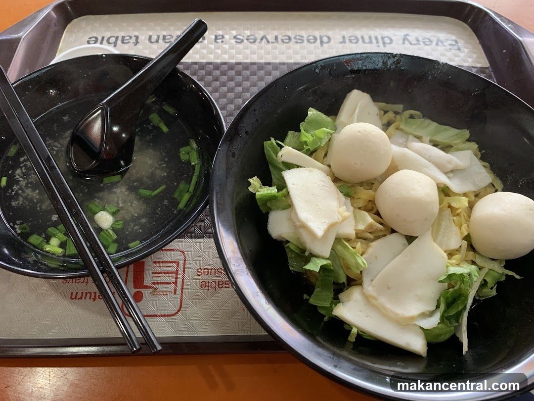 Noodles with Fish Balls and Vegetables