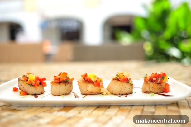 Seared Scallops with Salsa
