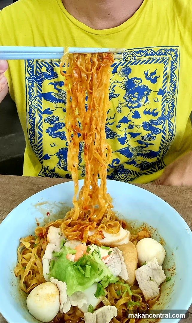 Noodles with toppings