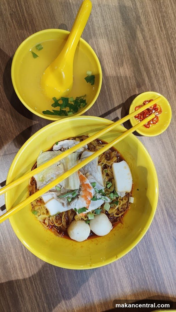 Noodles with toppings