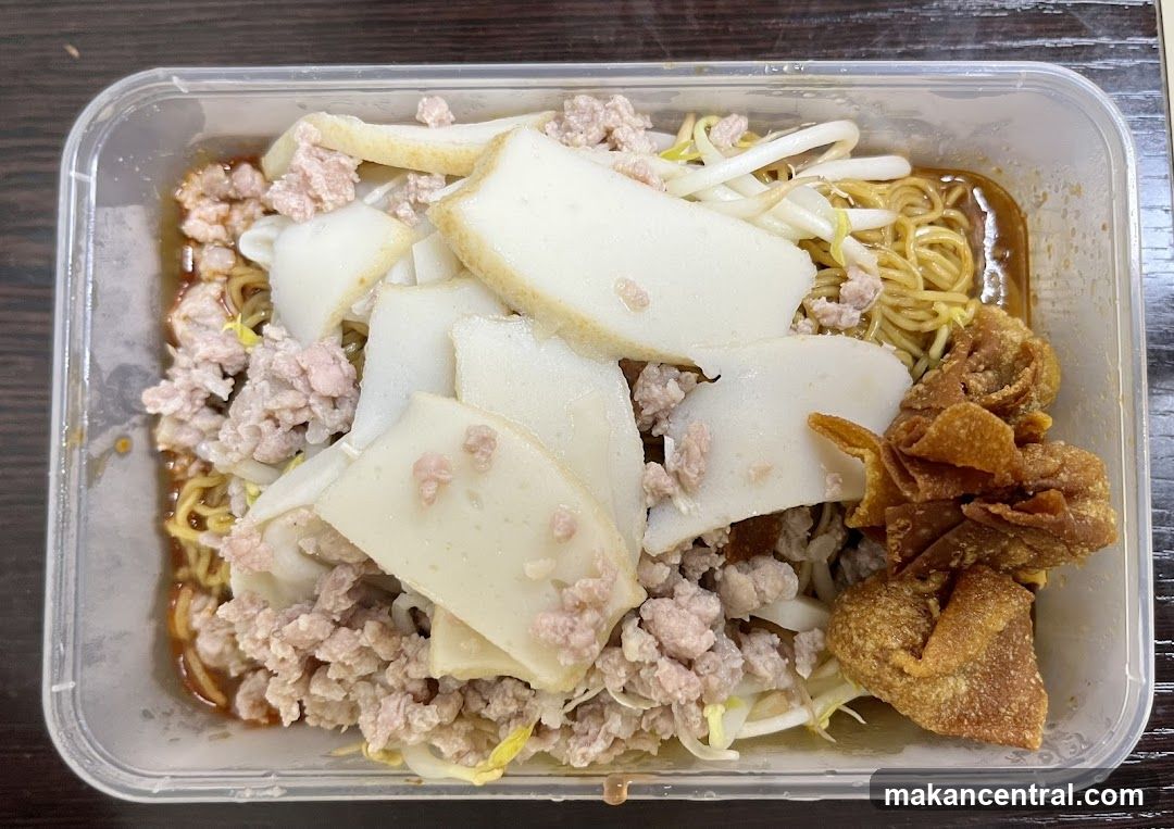 Noodles with Minced Pork and Fish Cakes