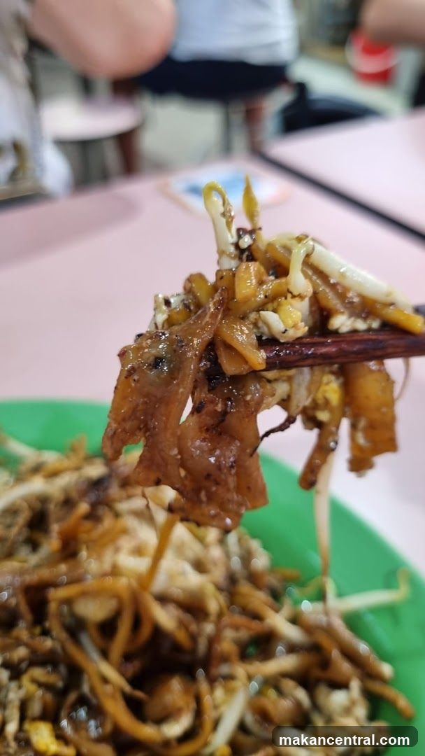 Stir-fried noodles with bean sprouts