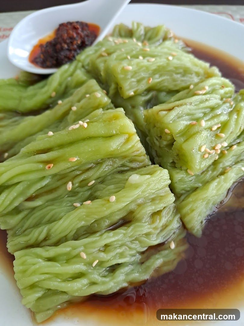 Green Noodles with Sauce and Chili Paste
