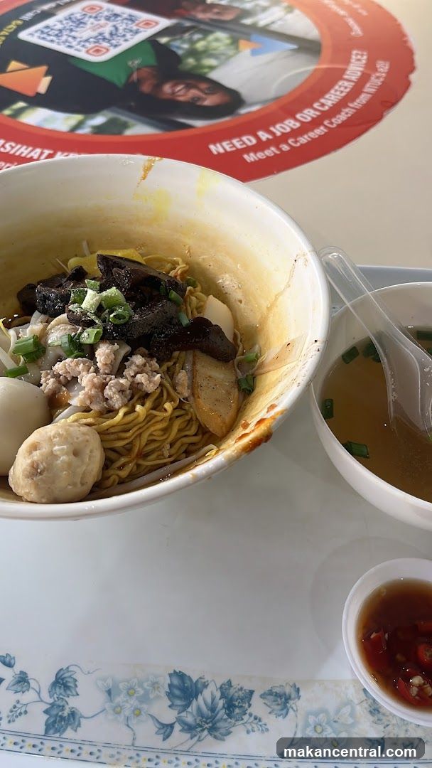 Noodles with Soup and Chili Dip