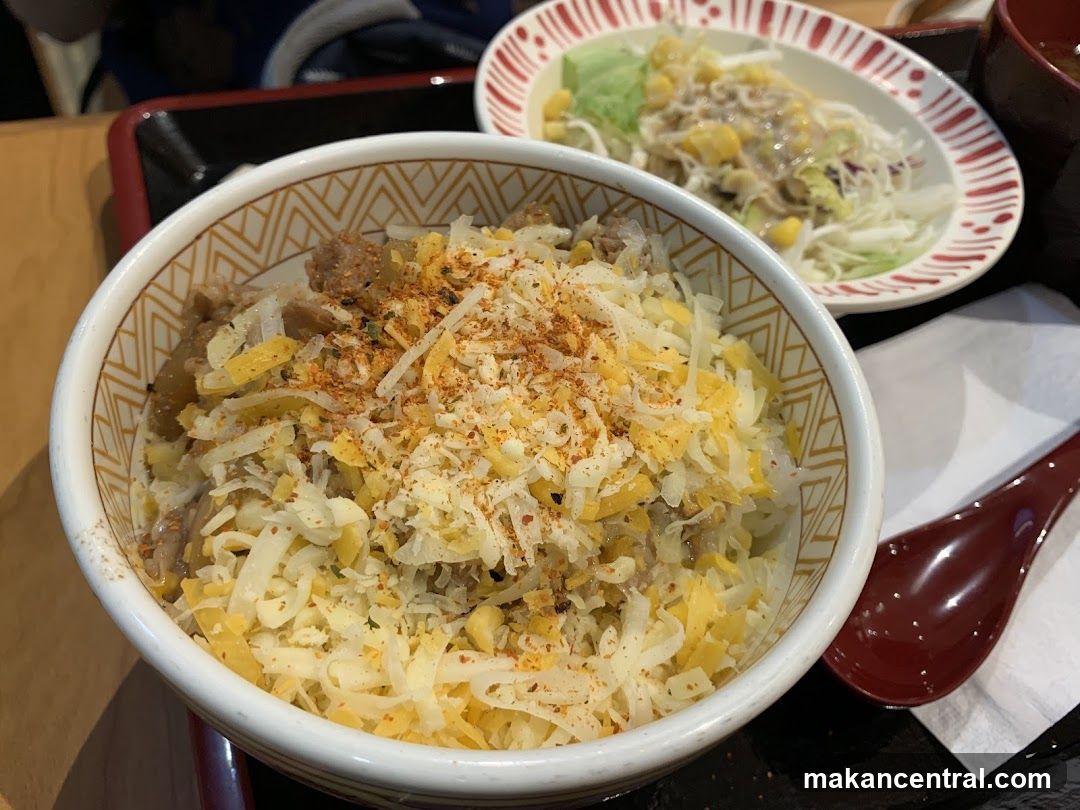 Beef bowl with cheese and spices