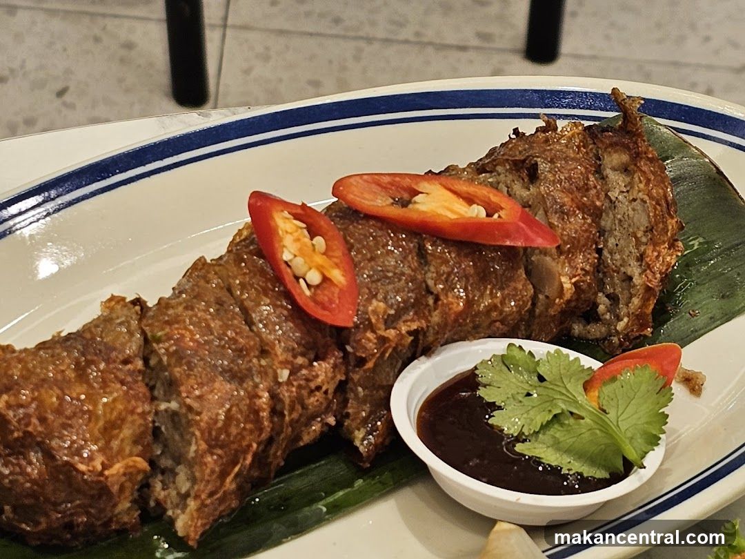 Fried Meat Rolls with Chili and Sauce