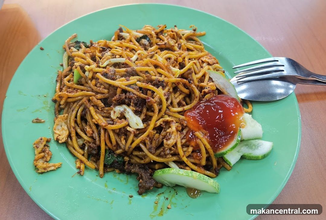 Fried Noodles with Chili Sauce and Cucumber Slices