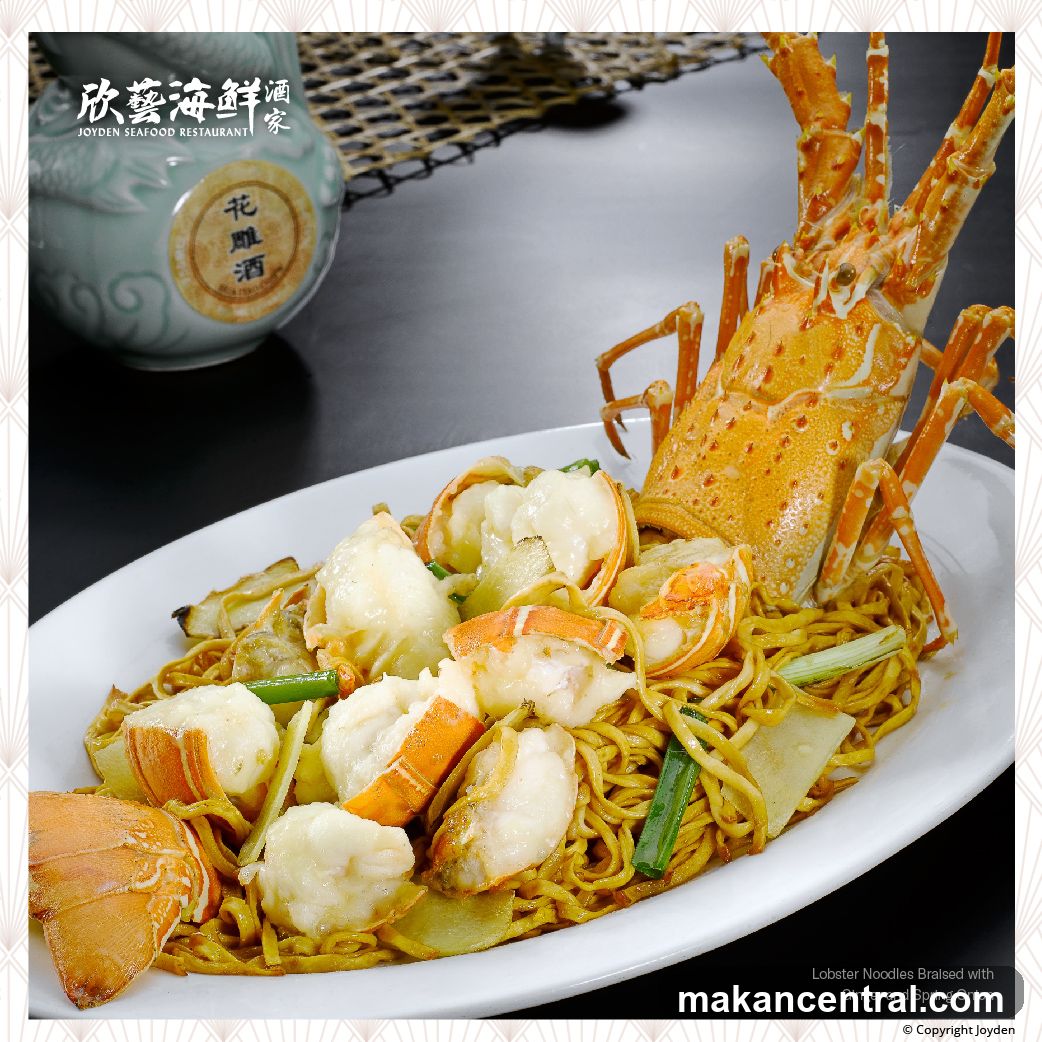Lobster Noodles Braised with Ginger and Spring Onion