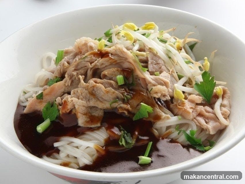 Noodle Soup with Sliced Meat and Bean Sprouts