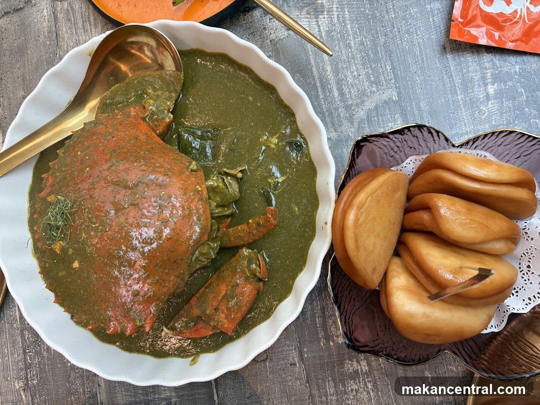 Crab in Green Curry with Fried Buns