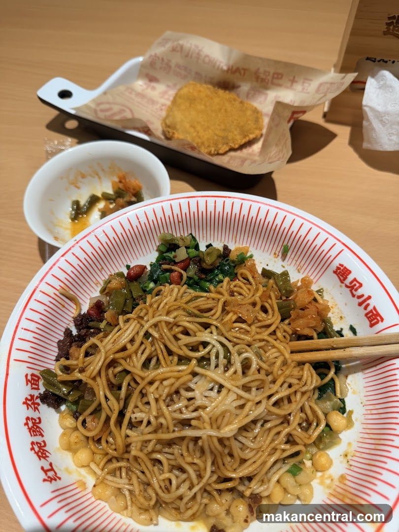 Noodles with Toppings and Fried Item