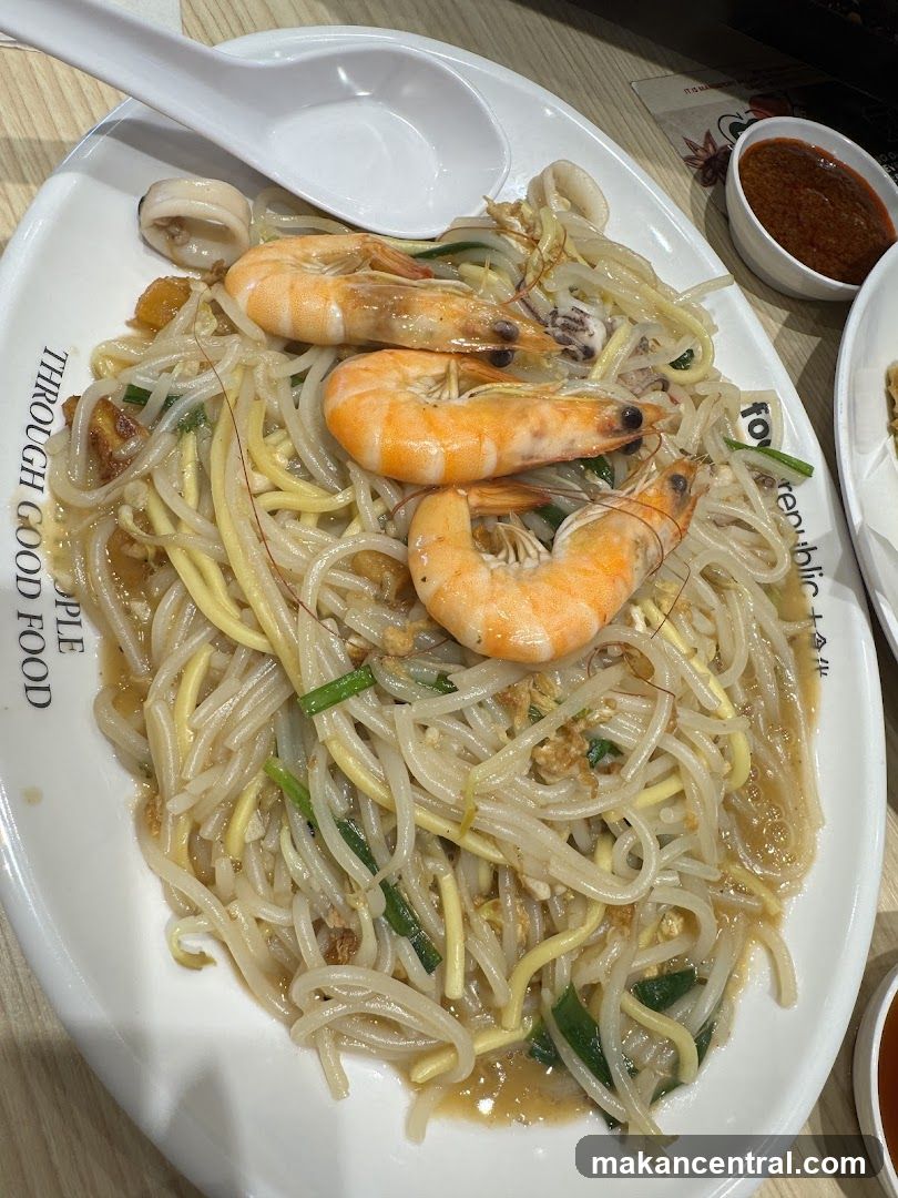 Stir-fried Noodles with Shrimp and Squid