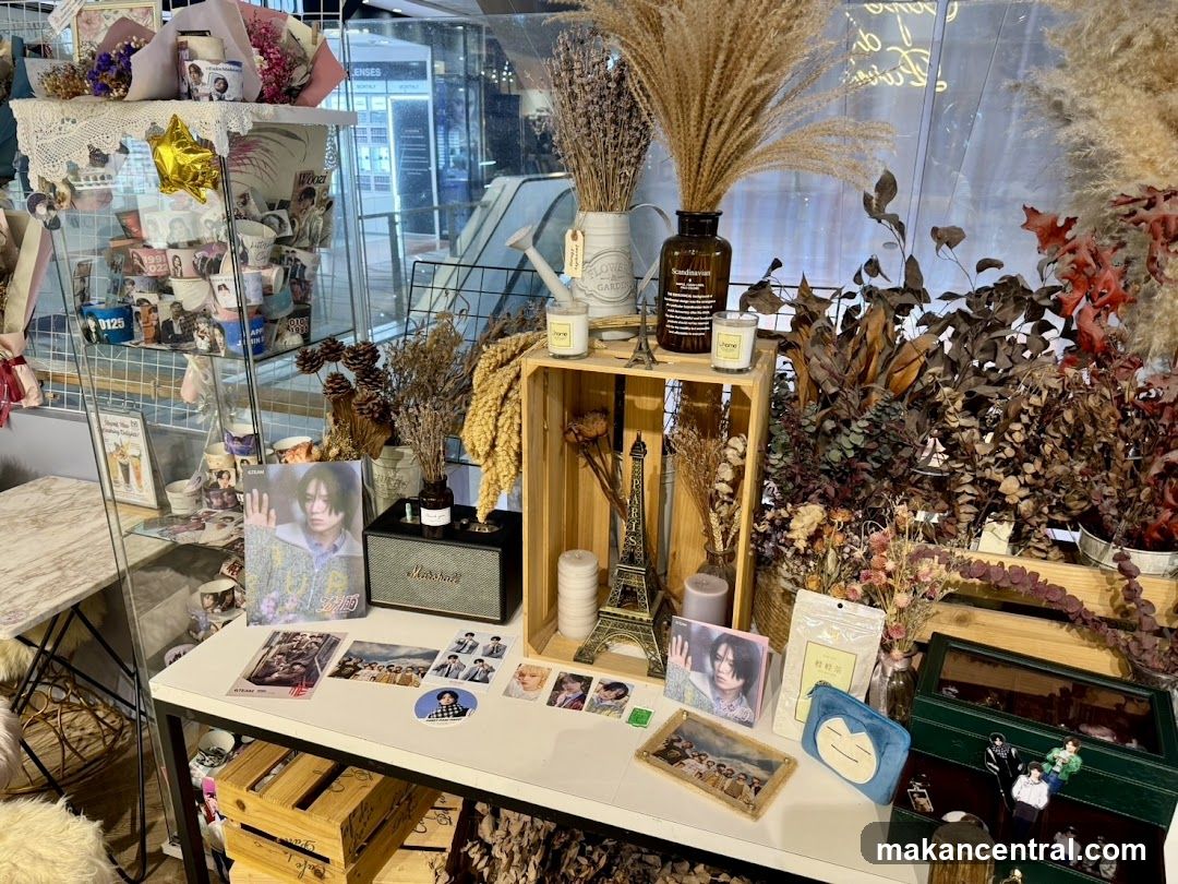 Display of merchandise and dried flowers