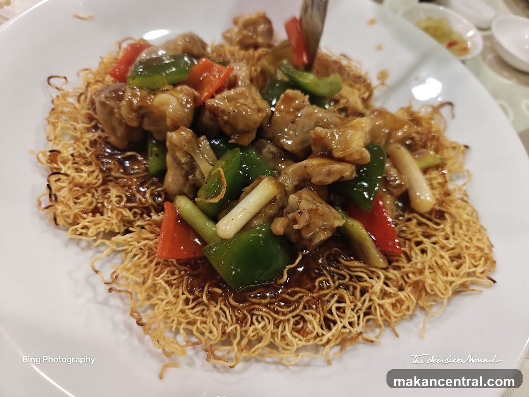Crispy Noodles with Meat and Vegetables