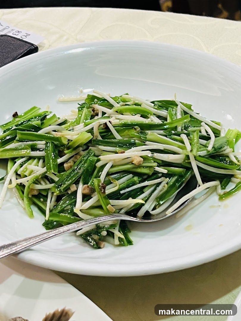 Stir-fried Garlic Chives and Bean Sprouts