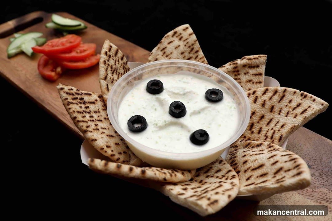 Tzatziki Dip with Pita Bread and Vegetables