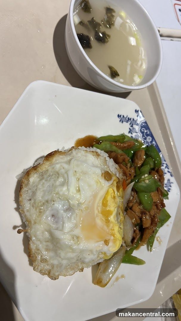 Fried Egg with Stir-fried Meat and Vegetables