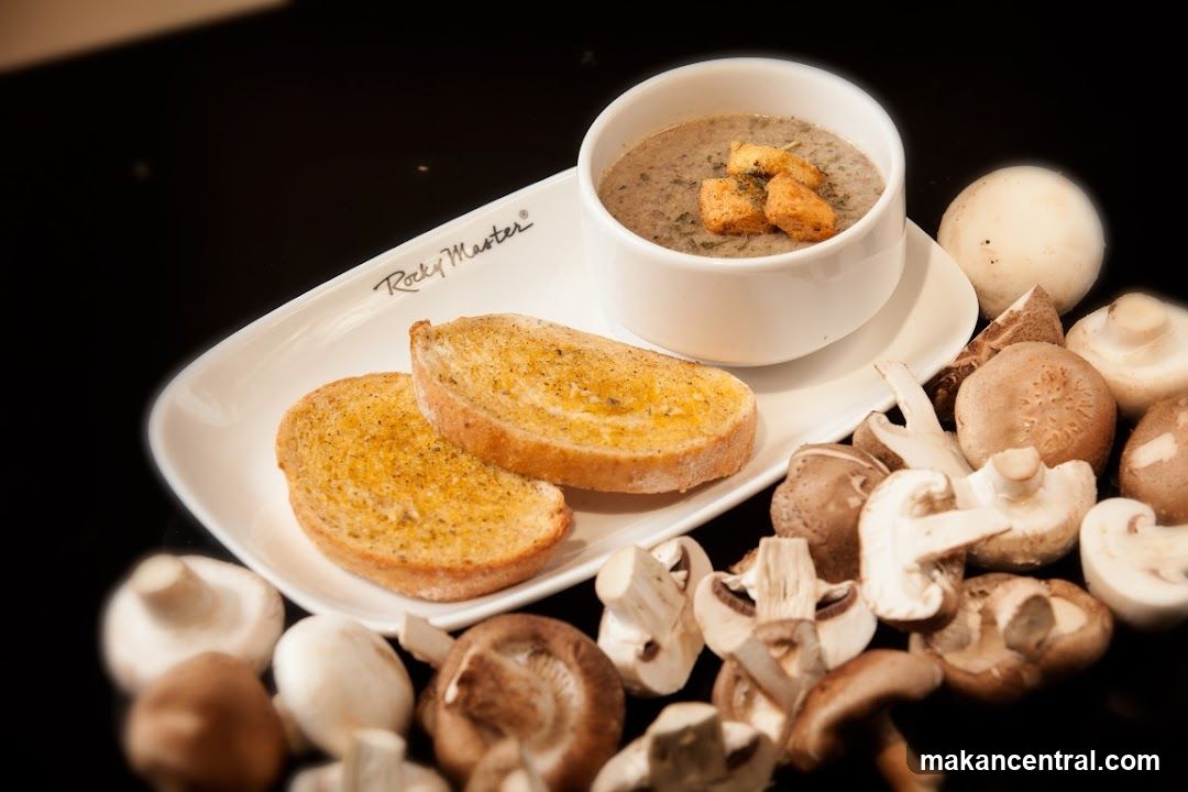 Mushroom Soup with Garlic Bread