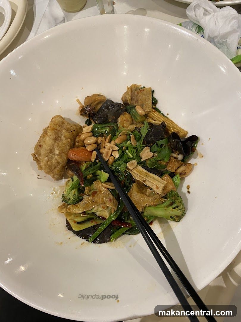 Stir-fried dish with peanuts and vegetables
