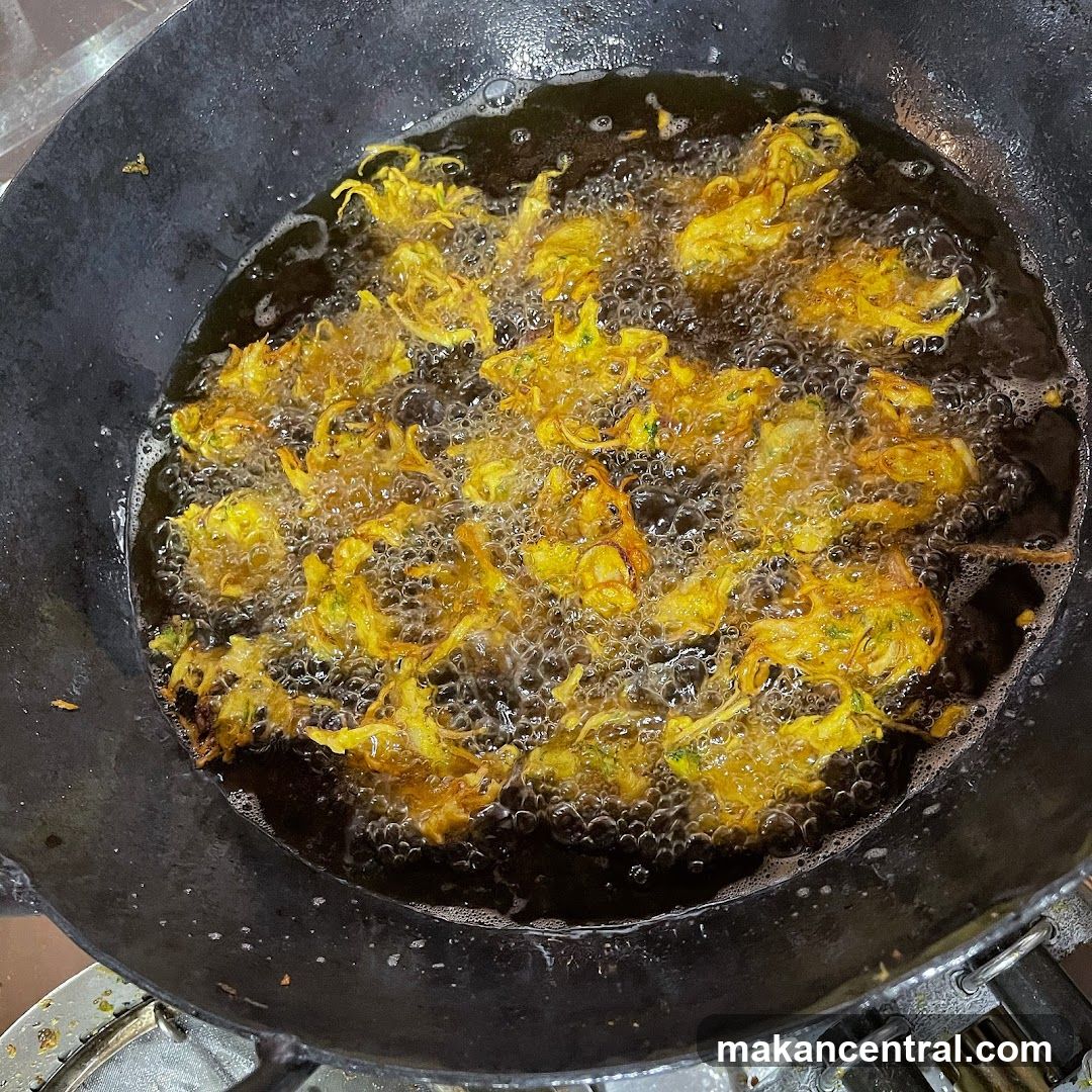 Frying Pakoras