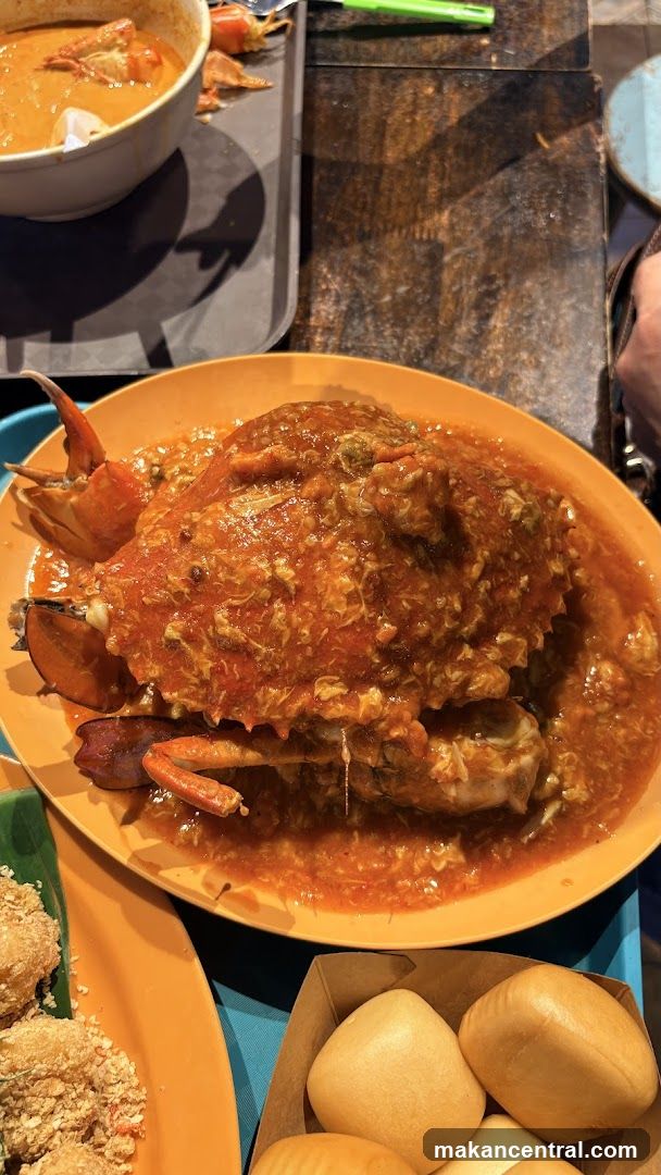 Crab dish with buns and soup
