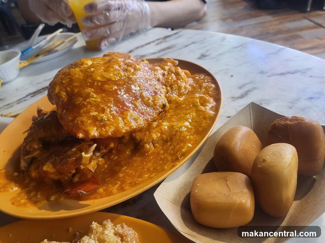 Crab with Sauce and Buns