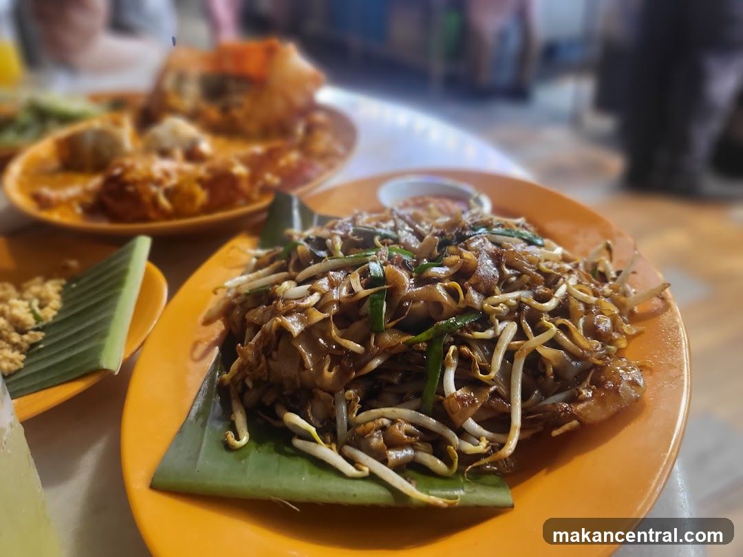 Stir-fried noodles with bean sprouts