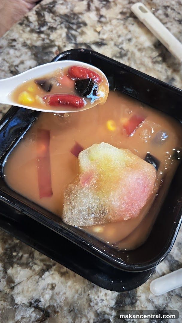 Dessert with shaved ice and toppings