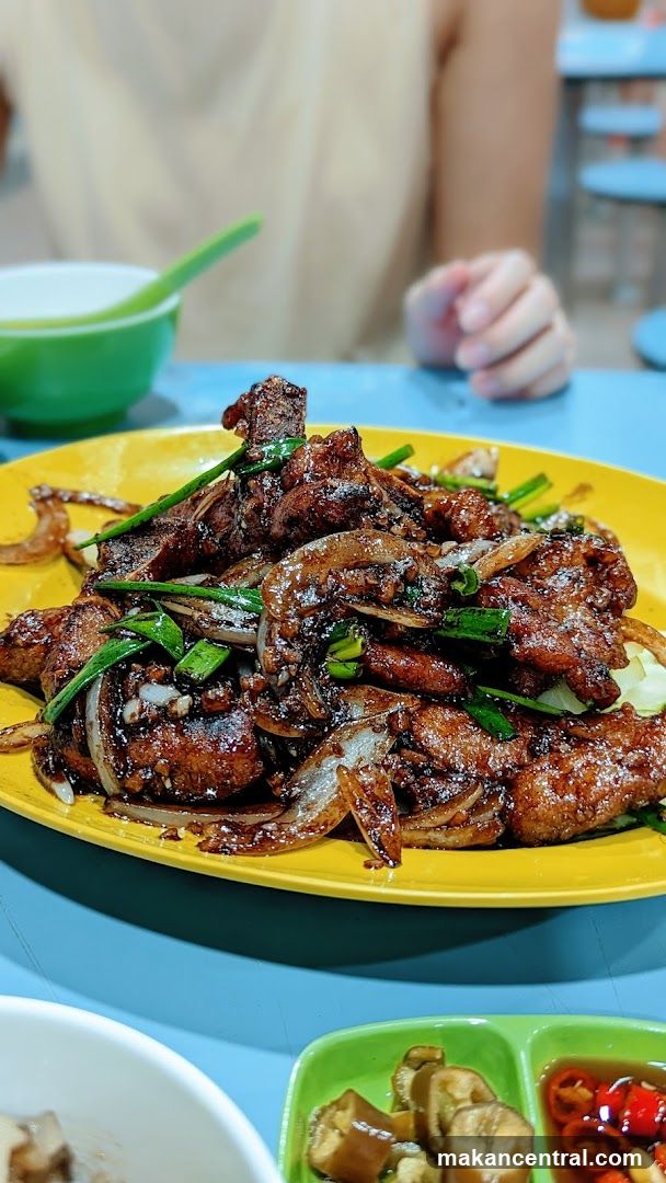 Stir-fried dish with onions and scallions