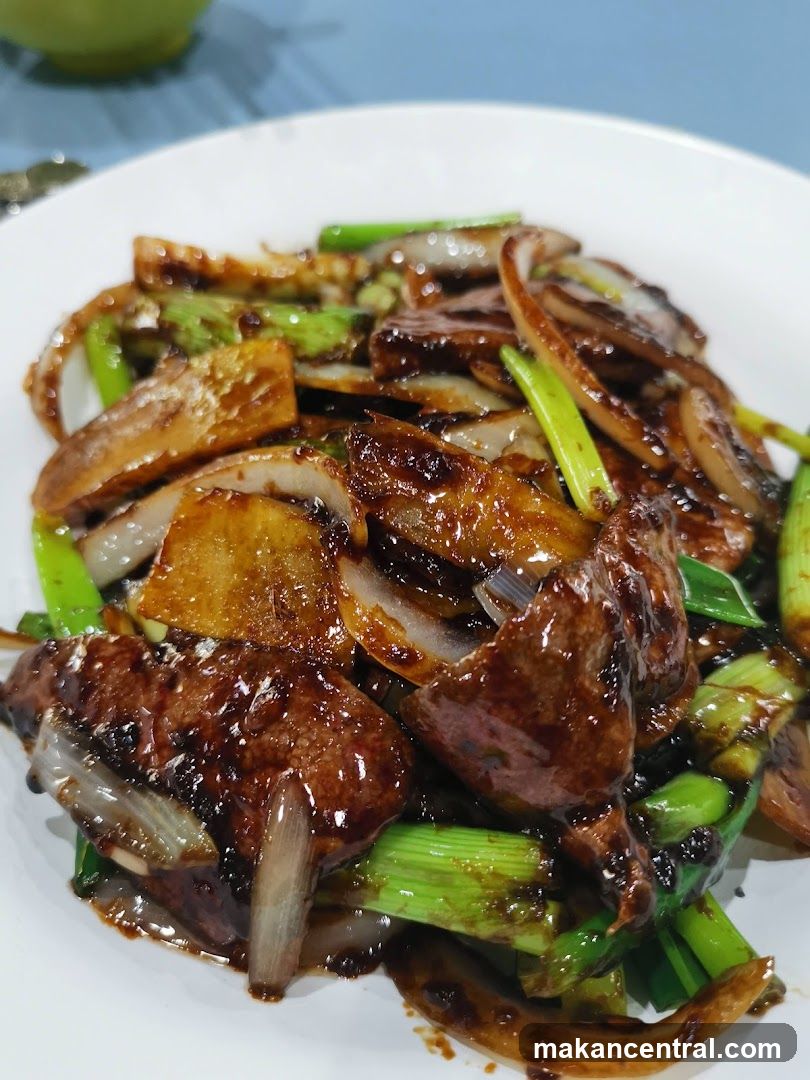 Stir-fried dish with meat, onions, and scallions