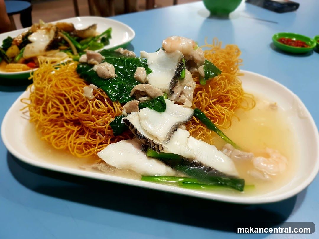 Crispy Noodles with Seafood and Vegetables