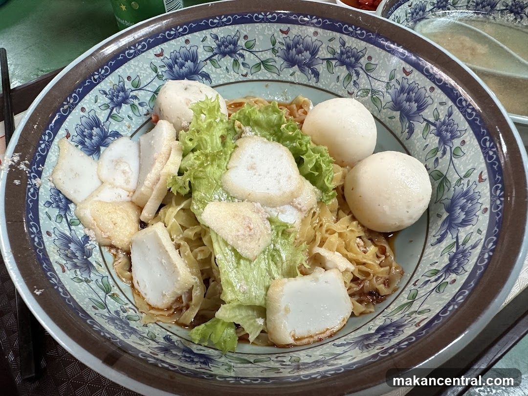 Noodles with Fish Balls and Slices