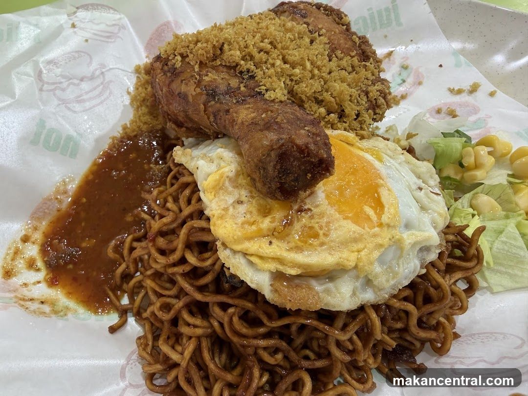 Fried Chicken with Noodles and Egg