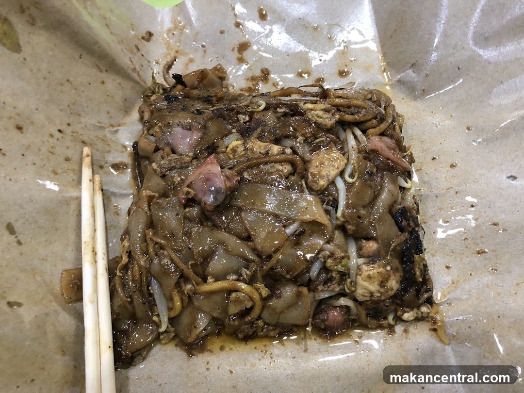 Stir-fried noodles with meat and bean sprouts