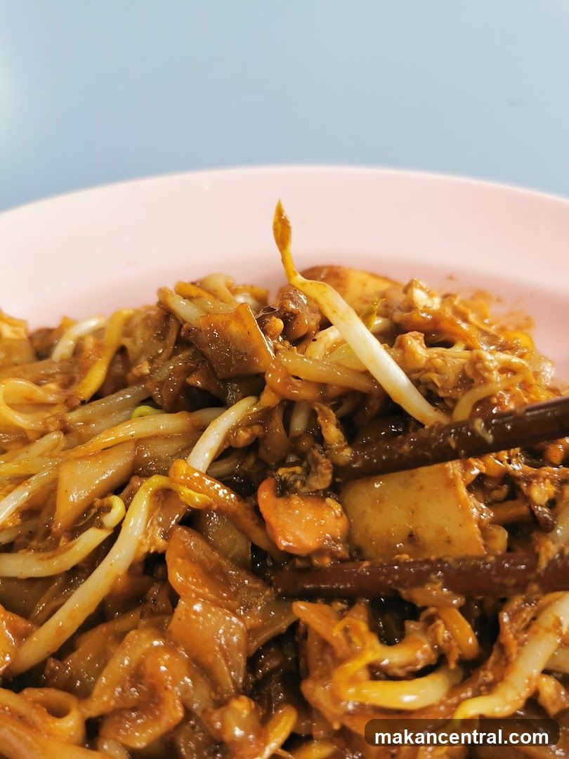 Stir-fried noodles with bean sprouts and tofu