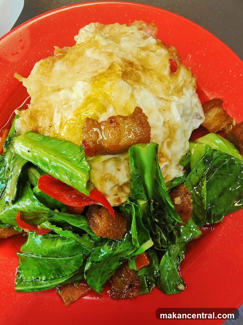 Stir-fried dish with egg and vegetables