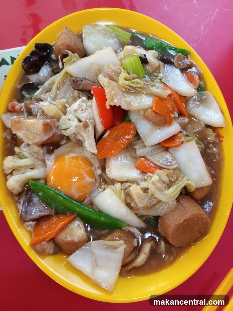 Stir-fried dish with egg and vegetables