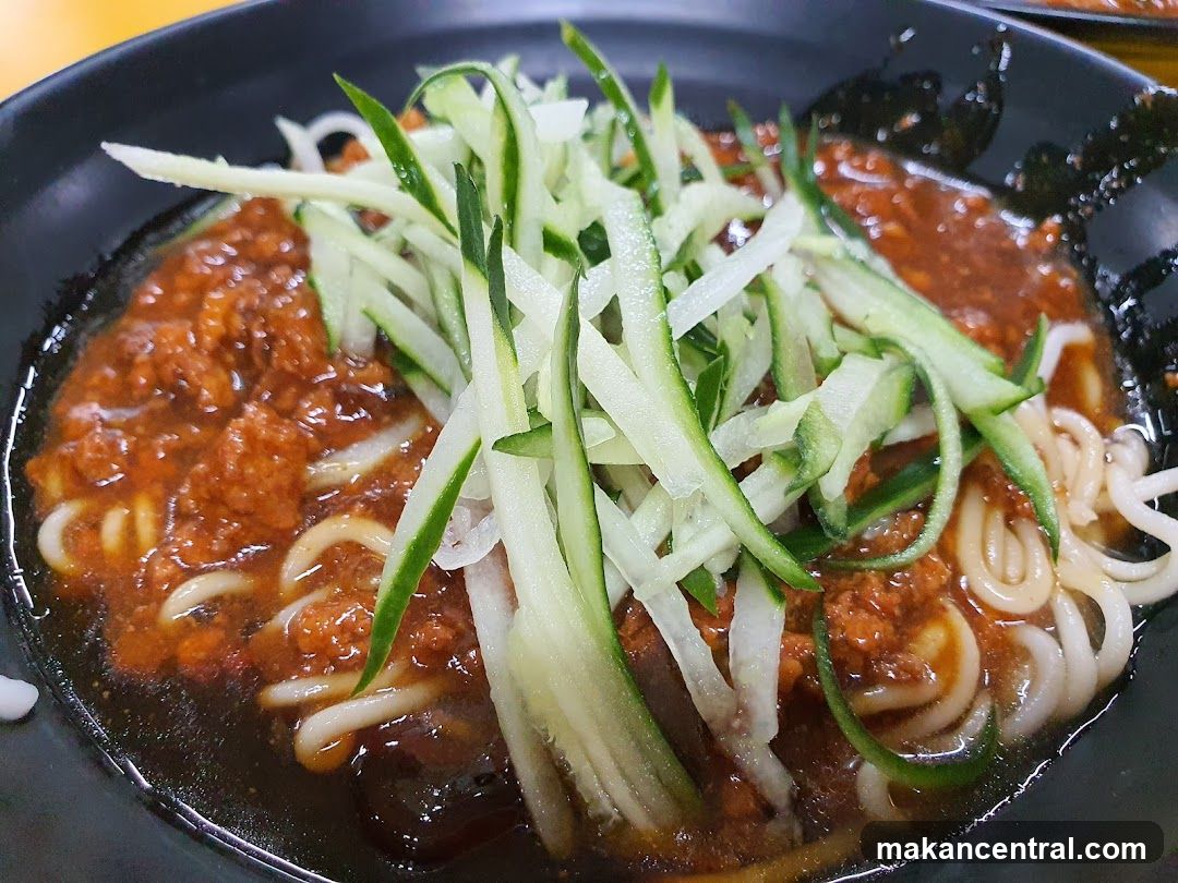 Noodles with Meat Sauce and Cucumber
