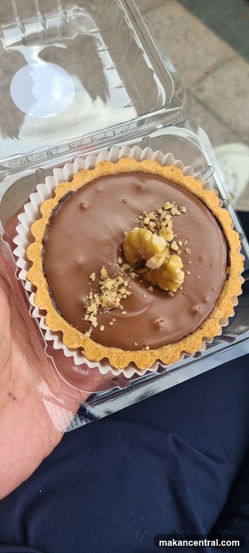 Chocolate Tart with Walnuts