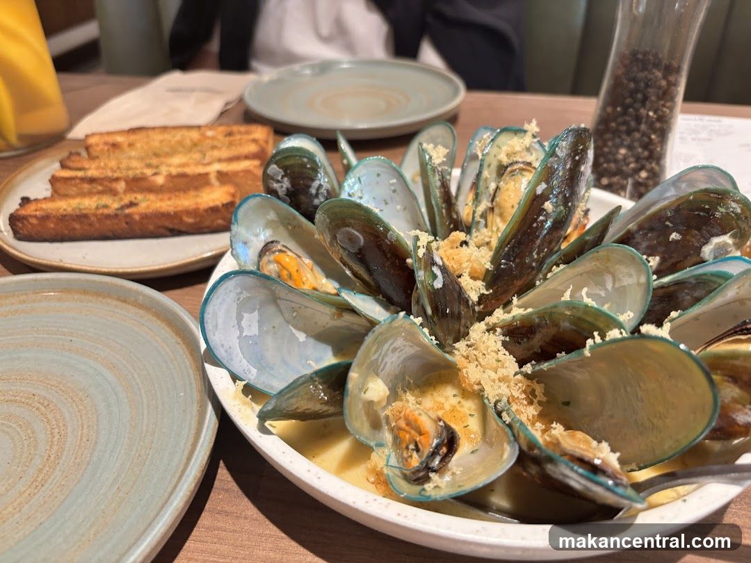Mussels and Garlic Bread
