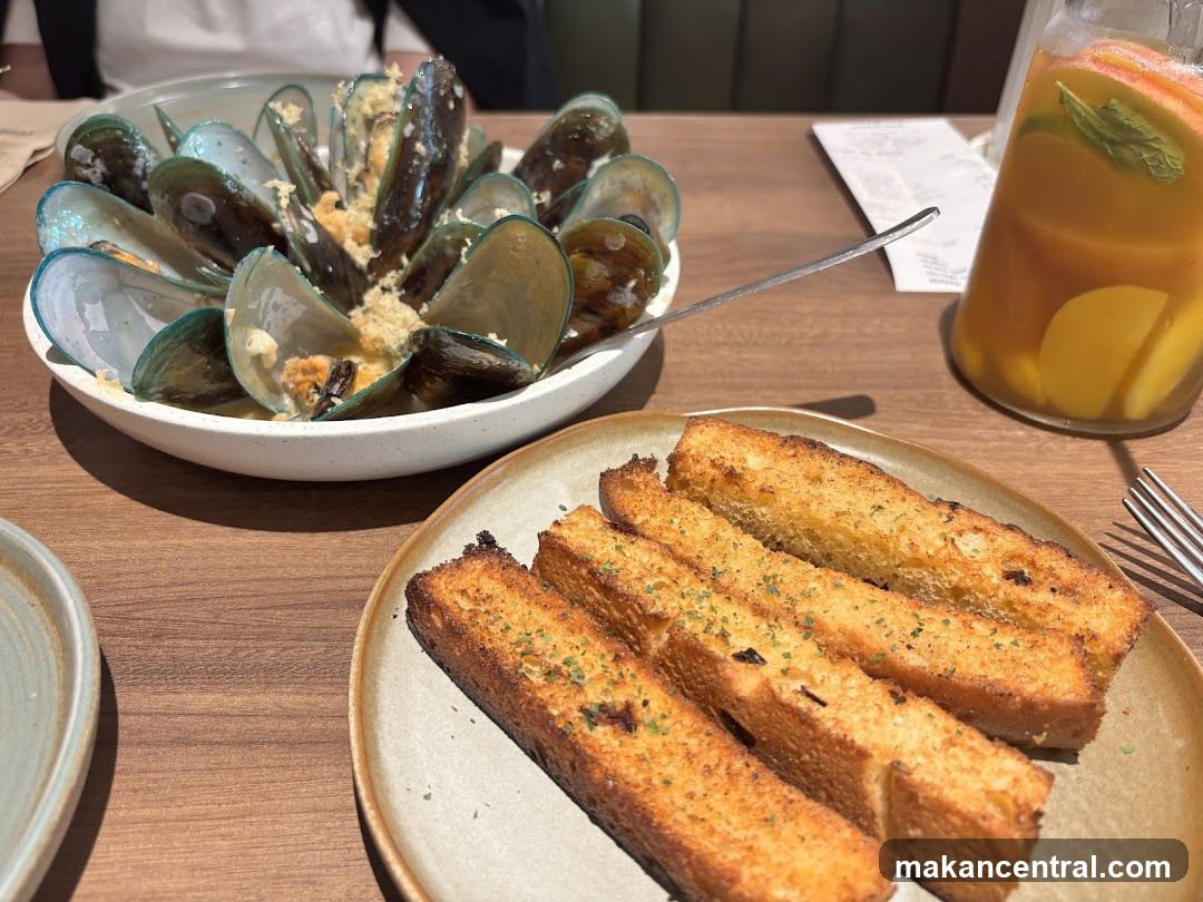 Mussels and Garlic Bread