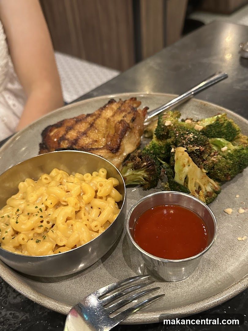 Grilled Chicken with Mac and Cheese and Broccoli