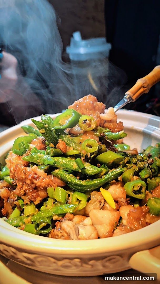 Hot Stir-Fried Chicken with Green Peppers