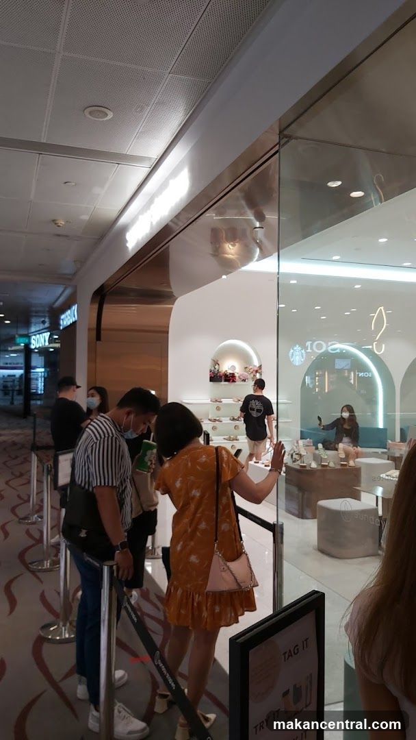 Storefront with customers排队