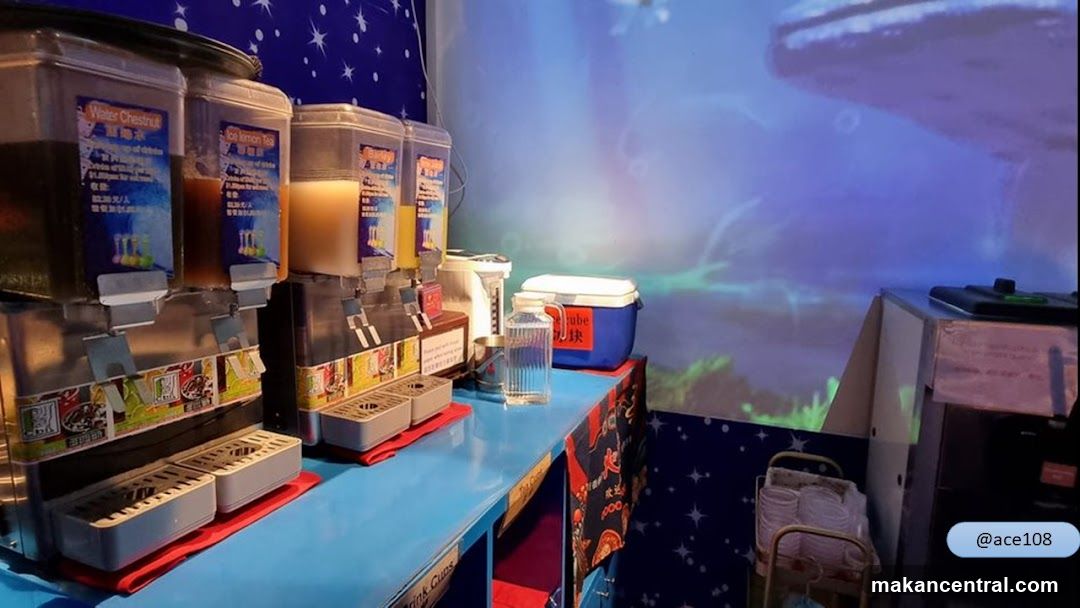Beverage station with underwater theme
