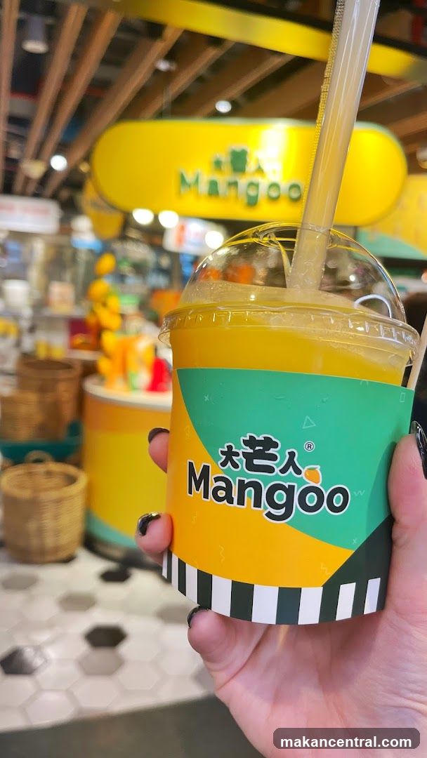 Mangoo beverage cup held in hand